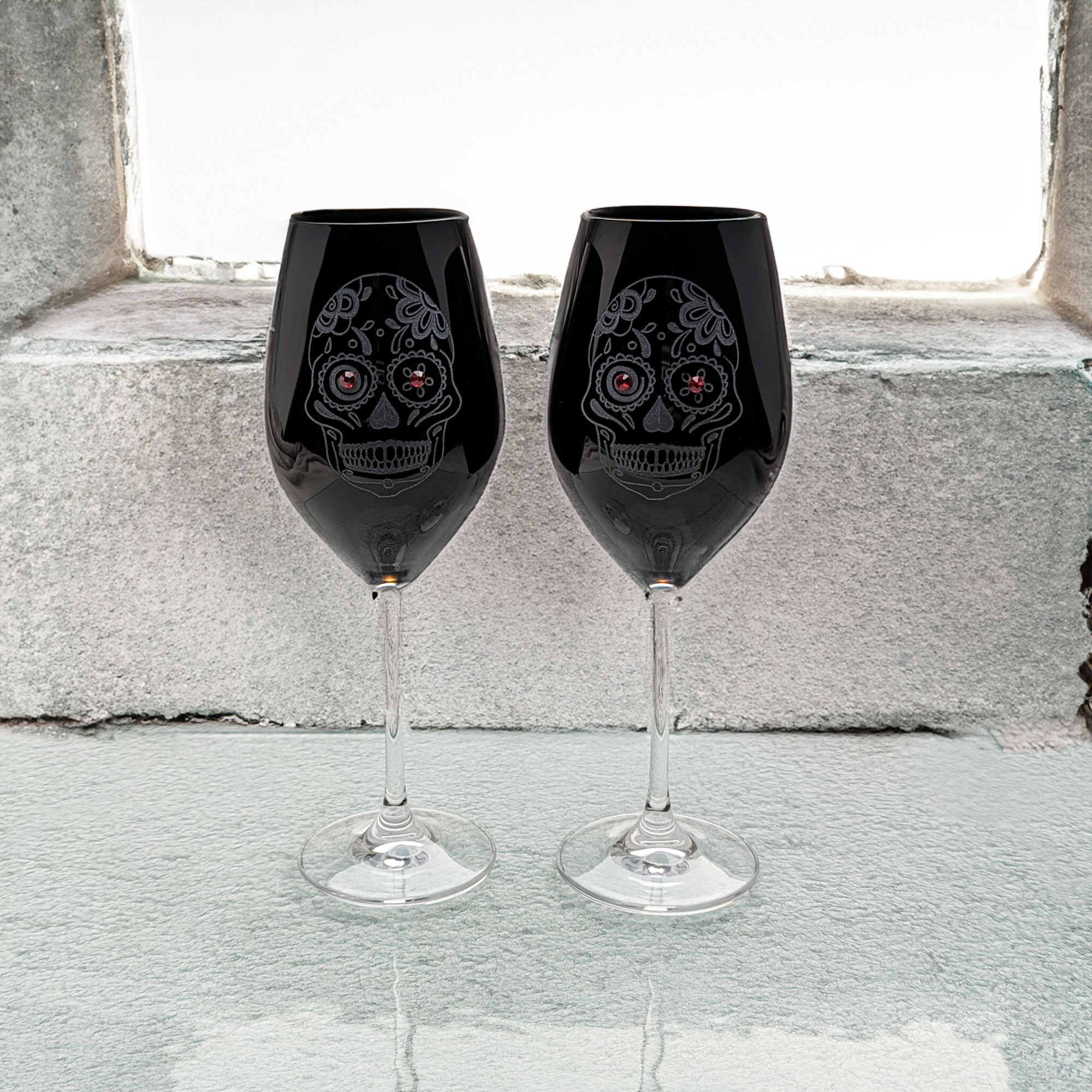 2 schwarze Weingläser mit Schädel im Set